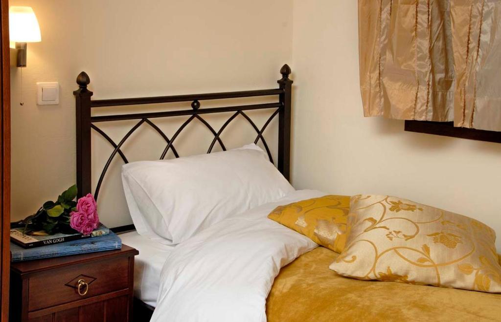 Dryas Guesthouse Polydrossos Bilik gambar